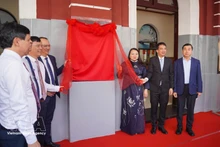 Le Comité populaire de la ville de Hue et la Société nationale des chemins de fer du Vietnam ont dévoilé le 26 mars la nouvelle interface du train «Voyage de connexion des patrimoines du Centre». Photo : VNA. 