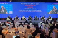 Des délégués échangent lors du forum. Photo : Comité d'organisation.