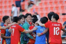 Les coéquipières félicitent Thanh Nhan (numéro 22) après son coup franc décisif à la 90e+2 minute, scellant la victoire 2-0 face aux U22 des Philippines en demi-finale. Photo : VNA.