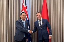 Le directeur général de l’Administration nationale du tourisme du Vietnam, Nguyen Trung Khanh, et Michael Helleman, chef du Bureau du tourisme et de l’économie touristique (Commission australienne du commerce et de l’investissement – Austrade).