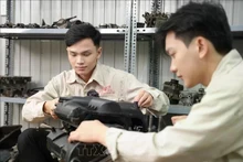 Des étudiants du Collège Viet My de Hanoï s’exercent à l’atelier automobile de l’établissement. Photo : VNA