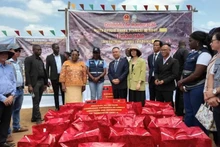 La délégation prépare des cadeaux destinés à 16 familles et à près de 100 élèves suivant les cours dispensés au sein du Village Vietnam–Angola. (Photo : Ambassade du Vietnam en Angola)