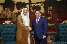 Le Premier ministre Pham Minh Chinh (droite) a reçu l’ambassadeur des Emirats arabes unis au Vietnam, Bader Abdullah Almatrooshi. Photo : NDEL. 