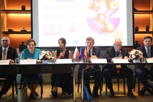 L’ambassadrice de Pologne au Vietnam, aux côtés de représentants polonais, préside la conférence de presse. Photo : VOV.