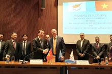 Le vice-ministre vietnamien des Finances, Cao Anh Tuan, et son homologue chypriote, Makis Keravnos, lors de la cérémonie de signature de l'accord de double imposition