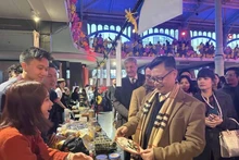 L’ambassadeur du Vietnam en France, Trinh Duc Hai au marché du Têt de l’Année du Cheval 2026 au Pavillon Baltard. Photo : VNA. 
