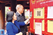 Il suffit de scanner un code QR pour que les électeurs de Hanoï puissent accéder facilement aux informations relatives aux élections. Photo : Kim Chi.