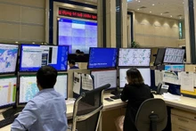 Des prévisionnistes analysent les données sur le système Smartmet afin d’élaborer les bulletins de prévision et d’alerte précoce aux catastrophes naturelles, au Centre national de prévision hydrométéorologique. Photo : Hoai Linh