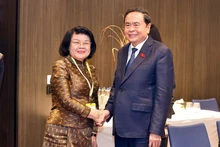 Le président de l’Assemblée nationale du Vietnam Tran Thanh Man rencontre à Genève son homologue cambodgienne, Khuon Sudary. Photo : VNA. 