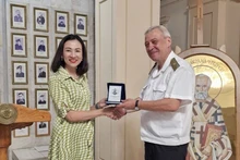 L’ambassadrice du Vietnam en Bulgarie, Nguyên Thi Minh Nguyêt et le contre-amiral Kalinov, directeur de l’Académie navale Vaptsarov. Photo : VNA.