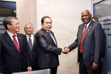 Le président de l’Assemblée nationale du Vietnam, Tran Thanh Man (gauche), et son homologue cubain, Esteban Lazo. Photo : VNA.