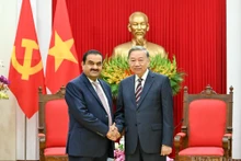 Le secrétaire général du Parti To Lam (droite) reçoit le président du groupe indien Adani, Gautam Adani.