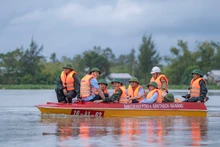 [EN IMAGES] Tran Cam Tu rend visite aux sinistrés des inondations à Da Nang