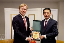 Le général Phan Van Giang, ministre vietnamien de la Défense (droite) et Elbridge A. Colby, sous-secrétaire américain à la Défense chargé des politiques. Photo: VNA. 