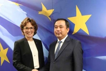 Le ministre vietnamien par intérim de l'Agriculture et de l'Environnement, Tran Duc Thang et Jessica Raswall, commissaire européenne chargée de l'environnement, de la résilience de l'eau et d'une économie circulaire. Photo : VNA. 