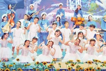 Des élèves du réseau TH School se produisent lors du programme artistique intitulé « De la compréhension à la transformation.