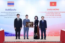 La dirigeante du Conseil populaire municipal de Hanoï offre un cadeau de souvenir au représentant du Conseil municipal de Bangkok. Photo : Thoidai.com.vn