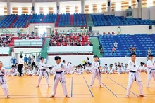 Des jeunes taekwondoïstes de Can Th au concours de passage de grade du deuxième trimestre 2025. 