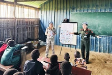 La capitaine Tran Thi Thu Trang est l’enseignante principale de la classe spéciale installée dans le camp de réfugiés de Bor, au Soudan du Sud. Photo : CAND.