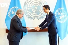 L’ambassadeur Dô Hùng Viêt présente ses lettres de créance au secrétaire général de l’ONU, António Guterres. Photo: VOV