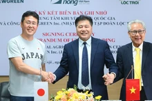 Les représentants du centre national de vulgarisation agricole, du groupe Loc Troi et de la société Newgreen (Japon) lors de la cérémonie de signature du protocole d’accord. (Photo : JICA)