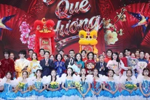 Le président Luong Cuong, son épouse et des artistes participant au programme artistique spécial "Printemps au pays natal 2026". Photo : VNA .