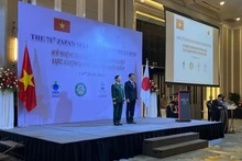 Le général de division Pham Truong Son, chef adjoint de l’état-major général de l’Armée populaire du Vietnam, et l’ambassadeur du Japon au Vietnam, M. Ito Naoki, lors de la réception. Photo : PLO.