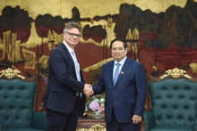 Le Premier ministre Pham Minh Chinh (à droite) reçoit Antoine Colin, vice-président principal chargé de la transformation numérique et de la résilience de la chaîne d'approvisionnement mondiale du groupe américain HP. 