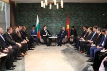 Le secrétaire général du Parti communiste du Vietnam (PCV), Tô Lâm, rencontre le président du Parti socialiste bulgare (BSP), Atanas Zafirov, à Sofia, le 23 octobre. Photo : VNA.