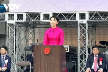 La députée Obuchi en áo dài vietnamien lors du Festival du Vietnam. Photo : VOV-Tokyo.