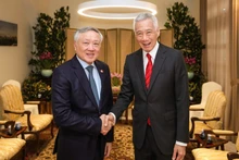 Le vice-Premier ministre permanent Nguyen Hoa Binh (à gauche) et le ministre senior Lee Hsien Loong. Photo : MDDI (Singapour) 