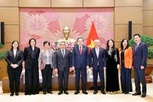 Le président de l’Assemblée nationale vietnamienne Tran Thanh Man (au milieu) et des délégués. PHoto : VNA. 