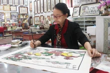 La maître artisan émérite Nguyen Thi Oanh, liée à l’art de la peinture de Dong Ho depuis plus de 50 ans, incarne ce patrimoin culturel ancestral.