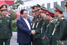 Le Premier ministre Pham Minh Chinh et des dirigeants de ministères et de services travaillent avec le ministère de la Défense sur le développement de l’industrie de défense.
