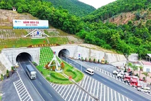 Le tunnel routier du col de Deo Ca.