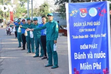 Un retour au pays réchauffé par la solidarité à l’approche du Têt