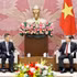 Le président de l’Assemblée nationale du Vietnam, Tran Thanh Man (droite), reçoit le président de la Commission des affaires financières et économiques de l’Assemblée populaire nationale de Chine (APN), Zhong Shan. Photo : VNA.