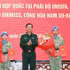 Le général de corps d’armée Nguyen Truong Thang, membre du Comité central du Parti et vice-ministre de la Défense (milieu), remet des décisions à deux officiers. Photo : VNA.