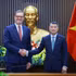 Le Premier ministre Le Minh Hung (droite) et l’ambassadeur de France au Vietnam Olivier Brochet. Photo : VNA. 