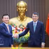 Le Premier ministre vietnamien, Le Minh Hung (droite), reçoit le directeur général de Samsung Electronics, Roh Tae Moon. Photo: VNA