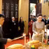 Le roi Maha Vajiralongkorn Phra Vajiraklaochaoyuhua et la reine Suthida Bajrasudhabimalalakshana de Thaïlande effectuent les rites traditionnels d'offrande de bougies et de fleurs à la pagode Quan Su. Photo : VNA.