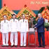 Le secrétaire général du Parti et président de la République To Lam offre une statue du Président Hô Chi Minh à l’Association des anciens membres de la Police populaire du Vietnam. Photo: VNA 