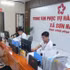 Des habitants effectuent des procédures administratives au centre des services administratifs publics de la commune de Son Hai (province de Bac Ninh). Photo : VNA.