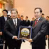 Le président de l'Assemblée nationale, Tran Thanh Man, remet un cadeau commémoratif au Musée du Parti communiste chinois. Photo : VNA.