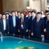 Le Premier ministre Le Minh Hung et les délégués découvrent le plan d’aménagement de la province de Hung Yen pour la période 2021-2030. Photo : VNA.