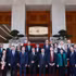 Le Premier ministre Le Minh Hung et les délégués. Photo: VNA.