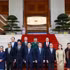 Le Premier ministre Le Minh Hung (au milieu, première ligne) et les ambassadeurs et chargés d’affaires des pays membres de l’ASEAN. Photo : VNA.