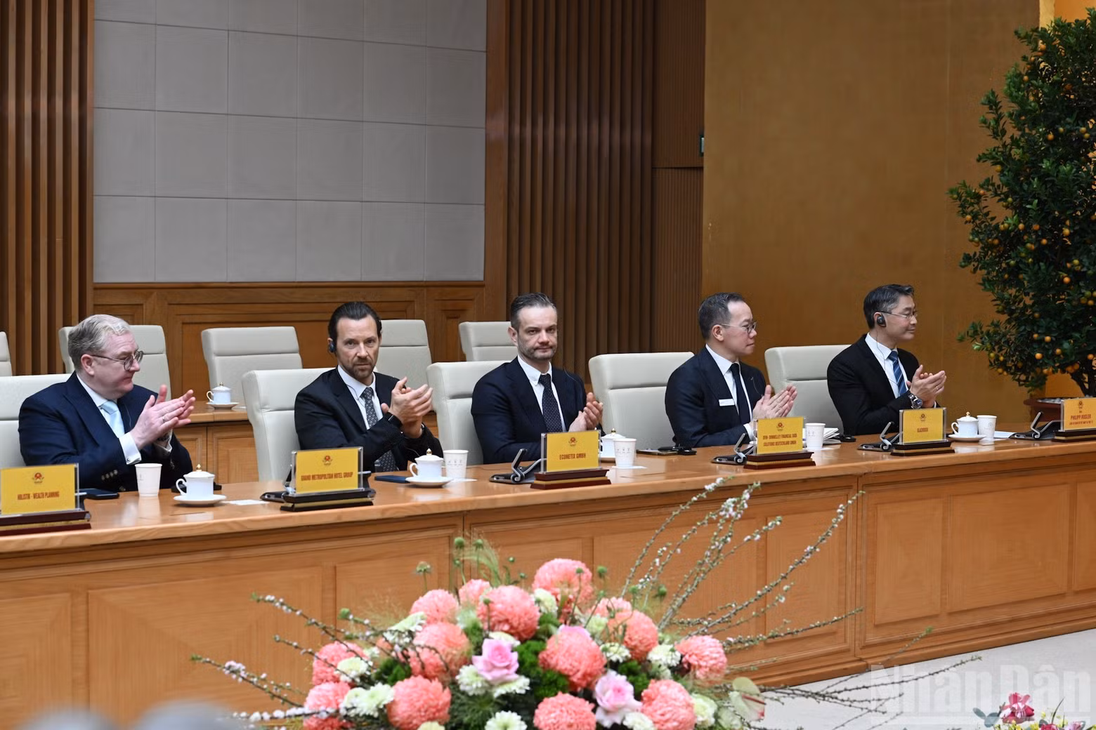 Le Docteur Philipp Rösler, président du Forum économique Suisse–Vietnam (SVEF), et des représentants d’entreprises suisses et européennes lors de la rencontre.