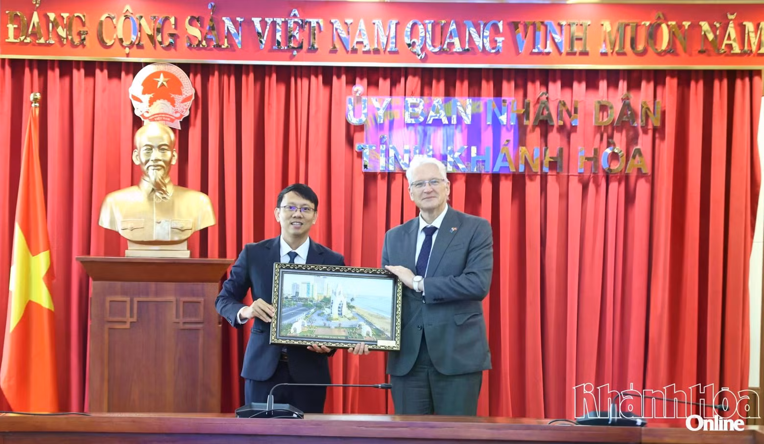 Le vice-président du Comité populaire provincial Nguyen Thanh Ha offre des cadeaux commémoratifs à la délégation de l’Union européenne.