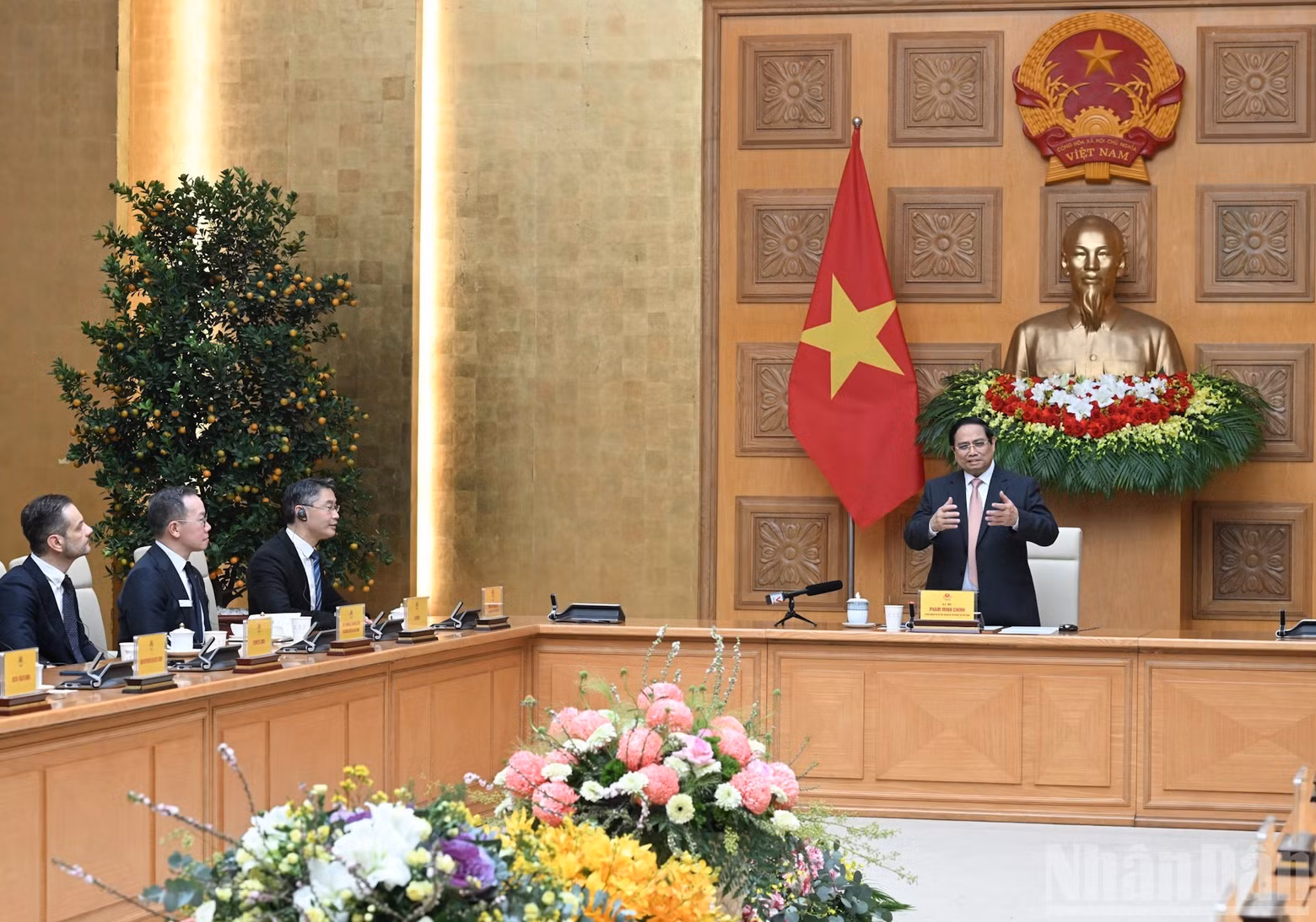 Le Premier ministre Pham Minh Chinh reçoit le Docteur Philipp Rösler, président du Forum économique Suisse–Vietnam (SVEF), ainsi que des représentants d’entreprises suisses et européennes.